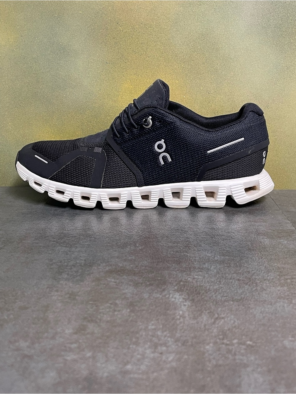 On Cloud 5 Women's Black/White Running Shoes Size 9 - Picture 16 of 16